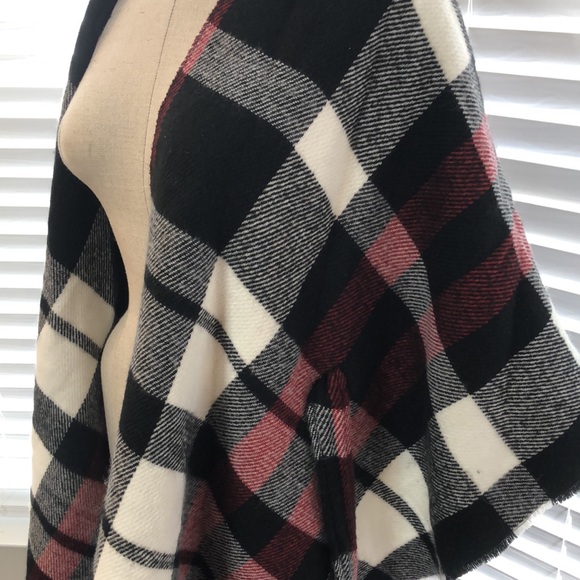 Gorgeous sweater/poncho from Francesca’s. This is a one size - Picture 3 of 4